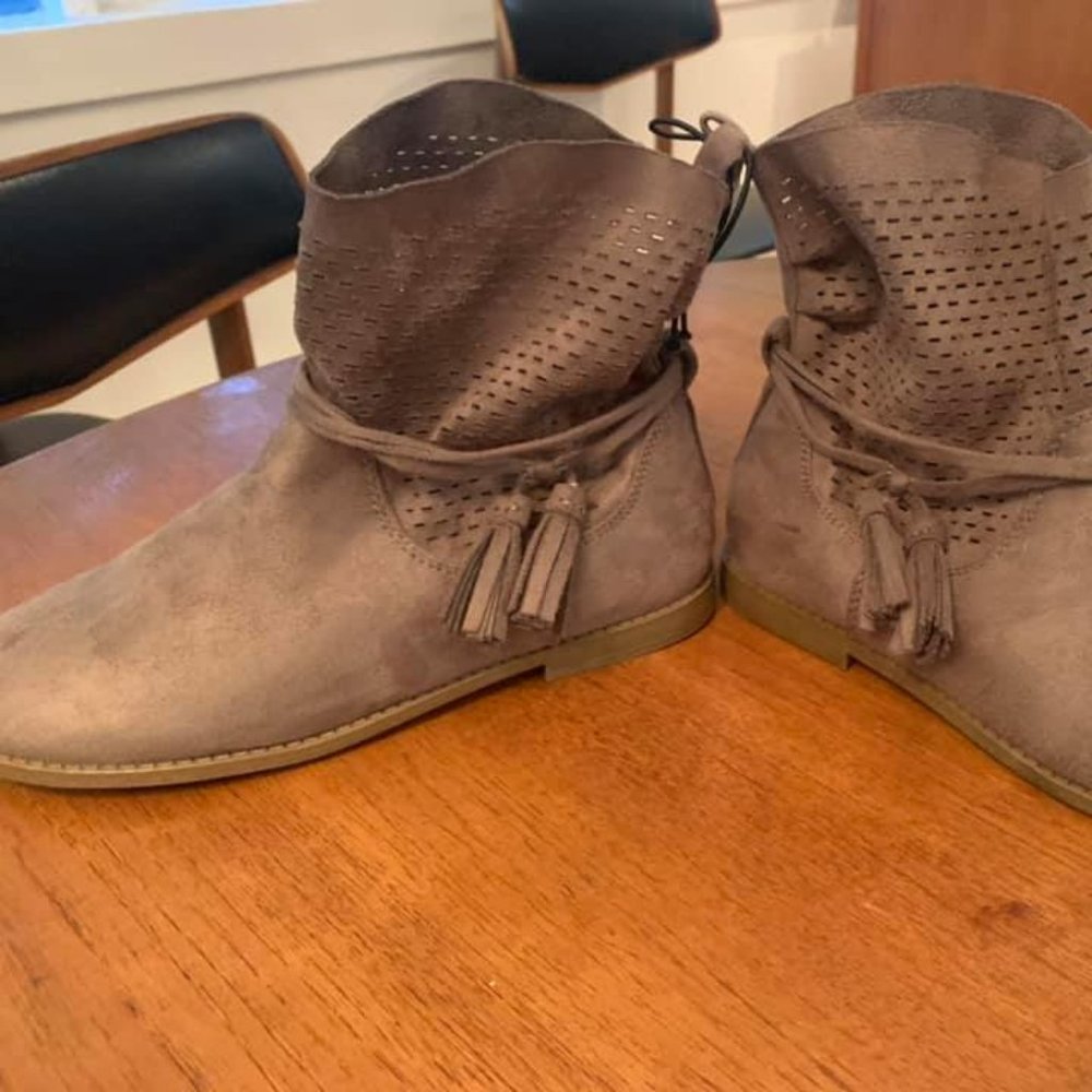 New booties Joe Fresh sz 4 Youth
